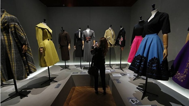 Reuters Vestidos de estilistas como Pierre Balmain, Givenchy e Schiaparelli estão em exposição da mostra "Les Annees 50"
