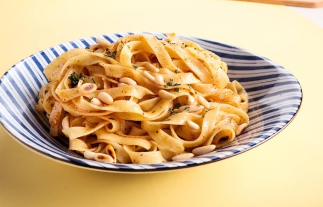 Tagliatelle com manteiga de especiarias.