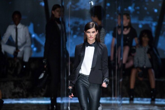 DANIEL TEIXEIRA/ESTADAO Isabeli Fontana no desfile da coleção de Karl Lagerfeld para a Riachuelo: peças foram colocadas à venda no dia seguinte em 140 lojas da rede e se esgotaram em muitas delas