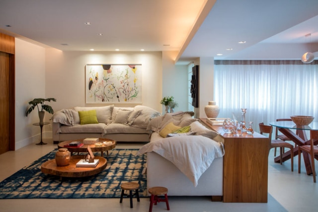 Andre Nazareth/Divulgação O projeto de reforma de Paula Neder integrou todo o living neste apartamento no Leblon e garantiu luminosidade extra