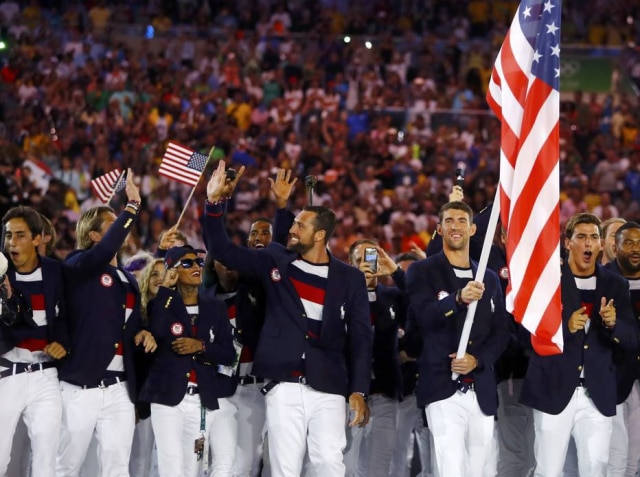 REUTERS/Kai Pfaffenbach O nadador Michael Phelps carregou a bandeira americana na cerimônia de abertura.