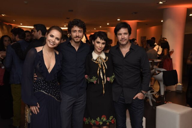 César Alves/Divulgação Jesuíta Barbosa com Letícia Colin, Débora Falabella e Murilo Benício em evento da série "Nada Será Como Antes"