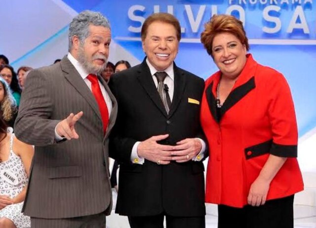 Lourival Ribeiro / SBT Silvio Santos ao lado de humoristas representando Lula e Dilma