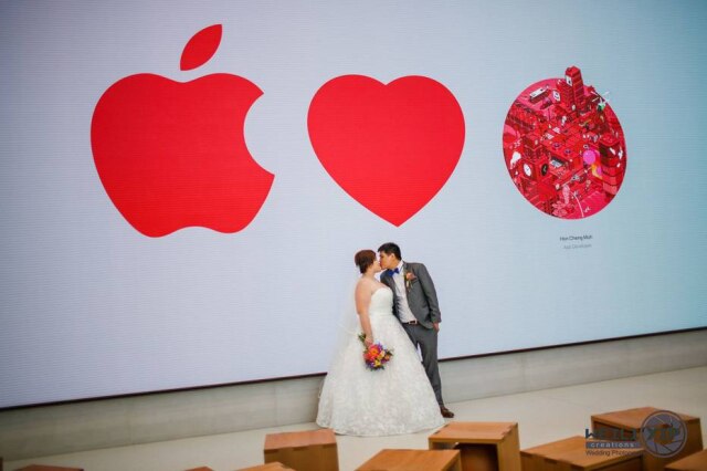 Imagem cedida por Weili Yip Jermyn Wee e Chia Suat Huang tiraram fotos apaixonadas em uma loja da Apple em Singapura.