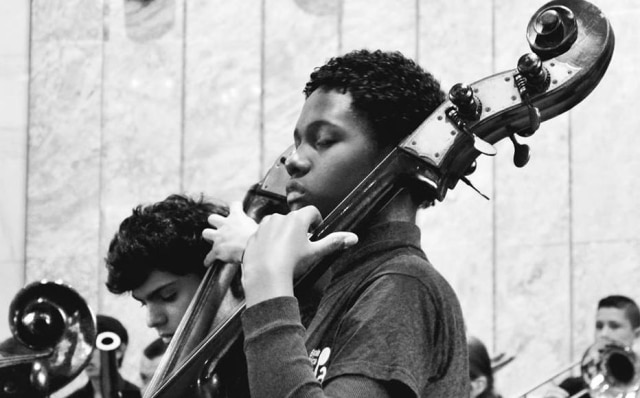 Facebook/ Weslei Felix Ajarda Weslei toca contrabaixo desde os sete anos de idade e, agora, aos 18, vai estudar em escola de música da Suíça.