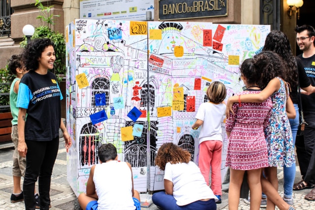 Karen Montija/CCBB/Divulgação A exposição do artista norte-americano Jean-Michel Basquiat conta com atividades lúdicas e inclusivas para o público interagir com as obras