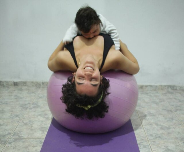 Ariane Assunção praticou ioga no dia do parto e atualmente faz junto com o filho.