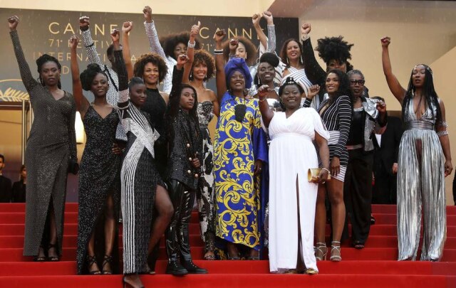 Jean-Paul Pelissier/REUTERS As atrizes francesas Nadege Beausson-Diagne, Mata Gabin, Maimouna Gueye, Eye Haidara, Rachel Khan, Aissa Maiga, Sara Martins, Marie-Philomene Nga, Sabine Pakora, Firmine Richard, Sonia Rolland, Magaajyia Silberfeld, Shirley Souagnon, Assa Sylla, Karidja Toure e Khadja Nin protestam no tapete vermelho de Cannes