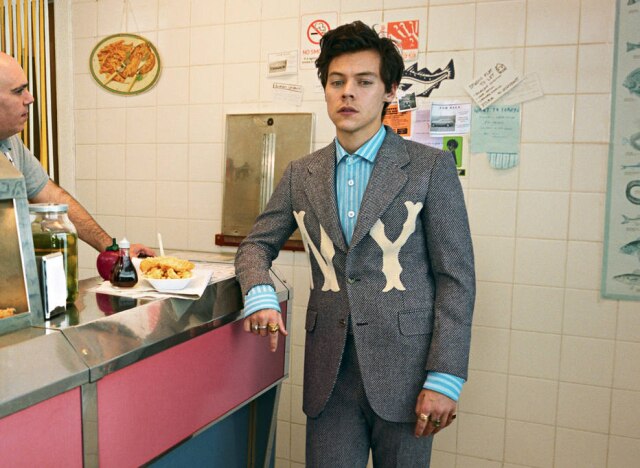 Glen Luchford/ cortesia Gucci Harry Styles dentro de uma 'chippy', o local onde são feitos os tradicionais peixe frito com batata, na Inglaterra