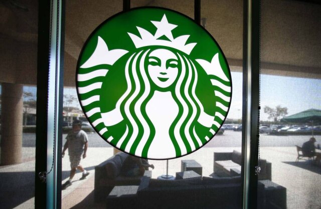 Mike Blake / Reuters Logomarca da rede Starbucks.