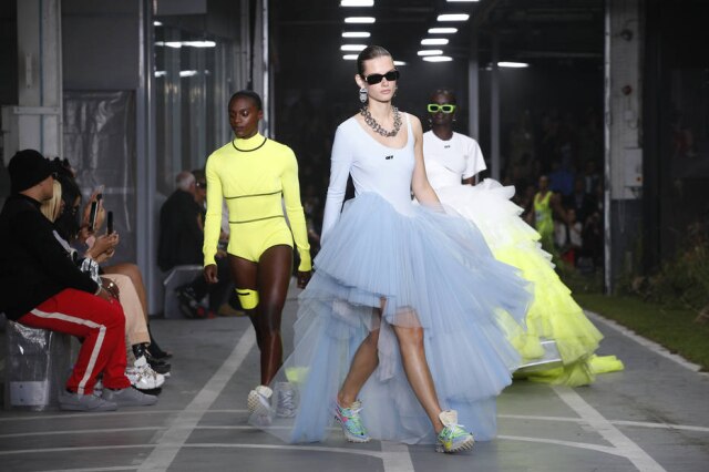 Thibault Camus/AP Photo Um dos looks da coleção de Virgil Abloh que mistura esportes, balé e alfaiataria