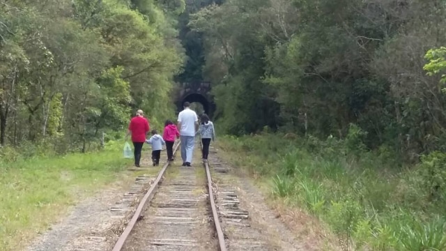 Harielli Tomasi Casal rompe preconceitos por trás da adoção de crianças mais velhas. Maioria dos brasileiros interessados em adoção prefere os pequenos que ainda não passaram da Primeira Infância.