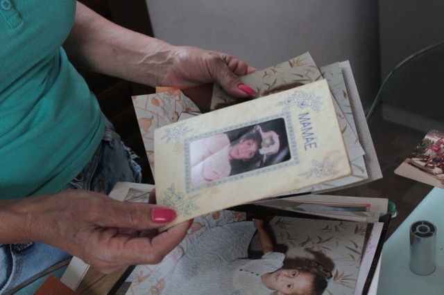 Caio Nascimento / Estadão Ivanise guarda memórias da infância de Fabiana. As duas não tinham o hábito de tirar fotos juntas.