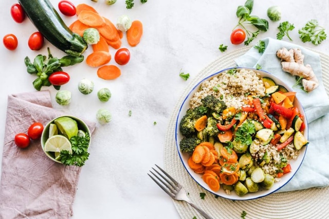 Ella Olsson/Pexels A maior parte das refeições é focada em frutas, vegetais, grãos, ervas, amêndoas e azeite de oliva.