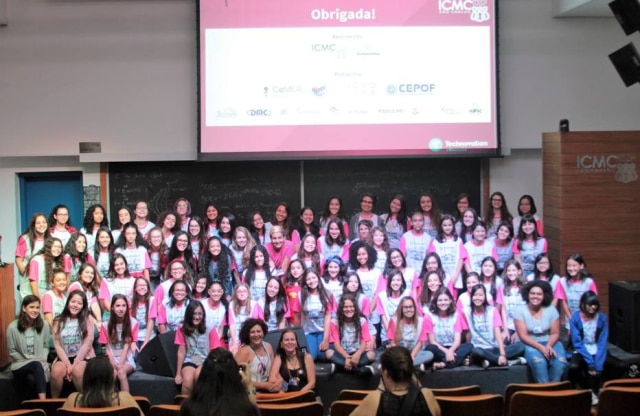 Denise Casatti – Assessoria de Comunicação do ICMC Adolescentes de 10 a 18 anos participam de curso gratuito de programação de aplicativos na USP.