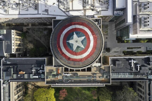 Raymond Huffman via AP Cúpula do MIT com uma versão gigante, em tecido, do escudo do Capitão América.