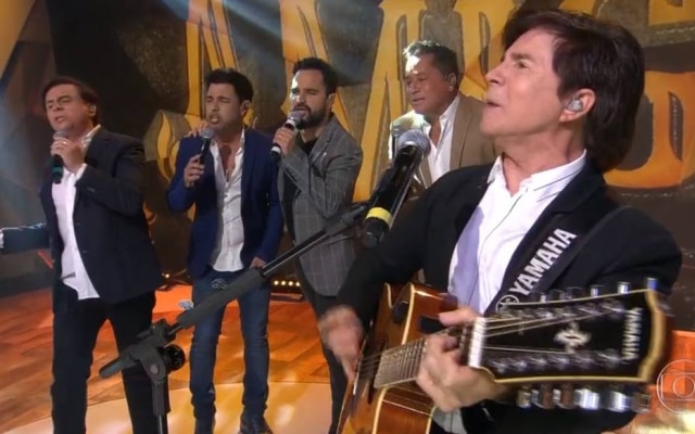 Reprodução de 'Fantástico' (2019) / Globo Chitãozinho, Zezé Di Camargo, Luciano, Leonardo e Xororó: os 'Amigos' durante participação no 'Fantástico'.