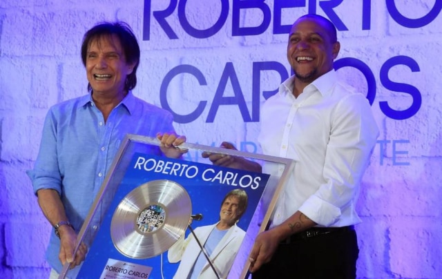 Fernando Alvarado / EFE Roberto Carlos, o cantor, ao lado de Roberto Carlos, o ex-jogador.