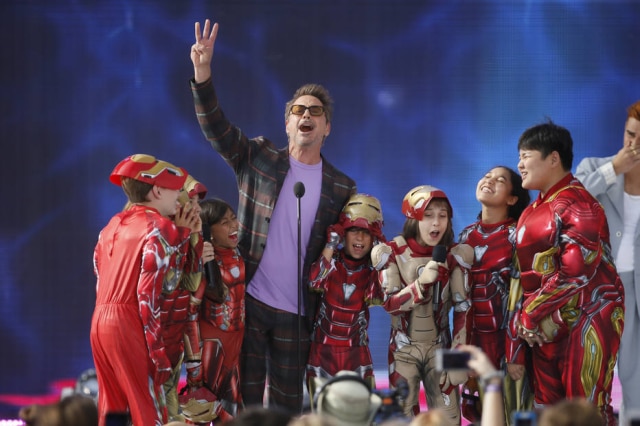 Danny Moloshok / Invision / AP Robert Downey Jr. durante a premiação ao lado de seus fãs mirins.