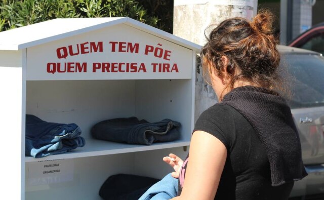 Estadão / Caio Nascimento Casa de roupas atrai pessoas em situação de rua e moradores das regiões pobres do bairro.
