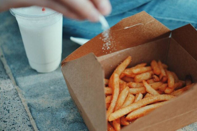 Emmy Smith/ Unsplash Consumo excessivo do sal está relacionado ao aumento no risco de hipertensão e doenças cardiovasculares, mas não é a única causa da pressão alta