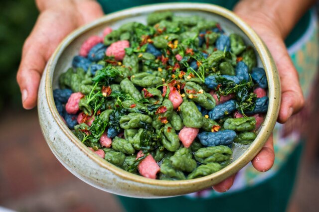 Tiago Queiroz/Estadão Cavatellli. Massa fresca verde feita com taioba e azul de leite de jenipapo