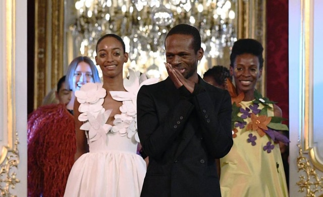 Anne-Christine Poujoulat/AFP O estilista camaronês Imane Ayissi se emocionou ao estrear na Semana de Moda de Paris.