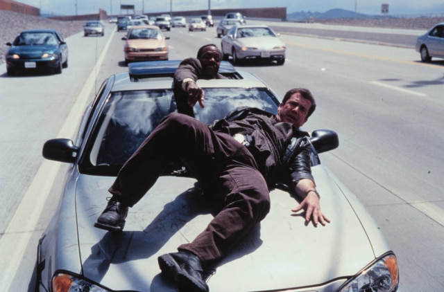 Cromo / Divulgação Cena de 'Máquina Mortífera 4', com Mel Gibson e Danny Glover