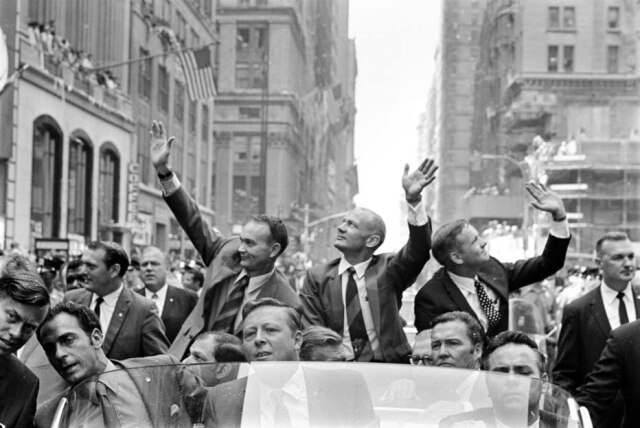 Michael Collins, Edwin E. Aldrin Jr. e Neil Armstrong, os tripulantes da Apollo 11, primeira missão do homem à lua, acenam para multidão em 13 de agosto de 1969