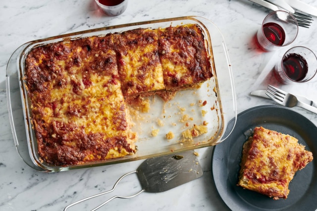 David Malosh/NYT Lasanha clássica à bolonhesa, com molhos de carne, bechamel e parmesão.