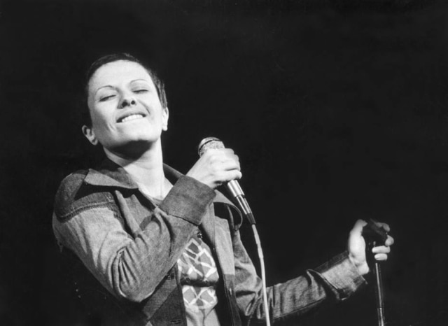 A cantora Elis Regina em show em São Paulo em 1973