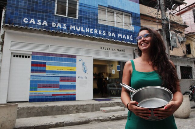 Maré de Sabores A carioca Mariana Aleixo, do Maré de Sabores, projeto que transforma mulheres do complexo em cozinheiras profissionais.