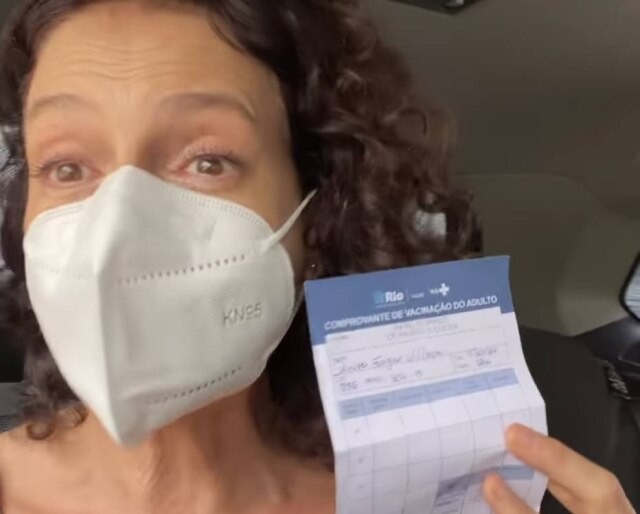 Instagram/denisefragaoficial A atriz Denise Fraga, de 56 anos, que tomou a primeira dose da vacina contra a covid-19