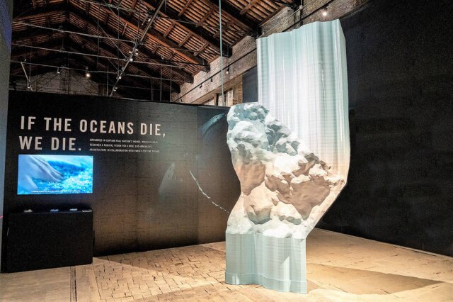 Tommaso Biondo A escultura Plasticidade de Niccolo Casas, feita de Ocean Plastic