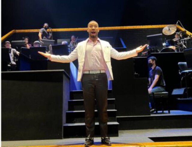 Arquivo pessoal O ex-BBB Gil do Vigor esteve no musical 'Chicago', em São Paulo, e cantou com músicos do espetáculo.