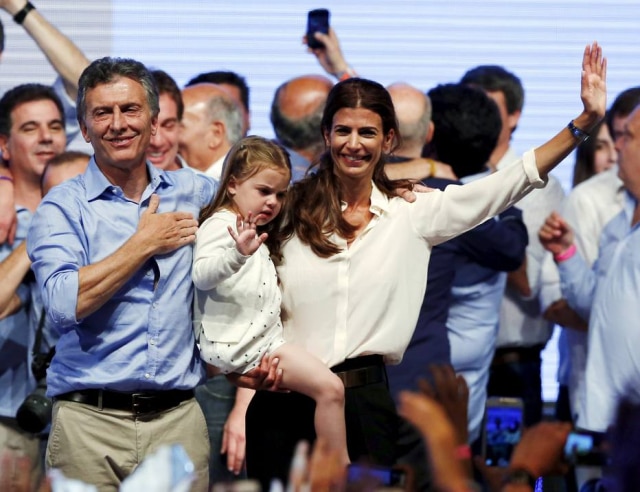 REUTERS/Ivan Alvarado Comemoração: o casal Mauricio Macri e Juliana Awada com a filha, Antonia, no último dia 22, após o anúncio da vitória dele na eleição presidencial da Argentina.