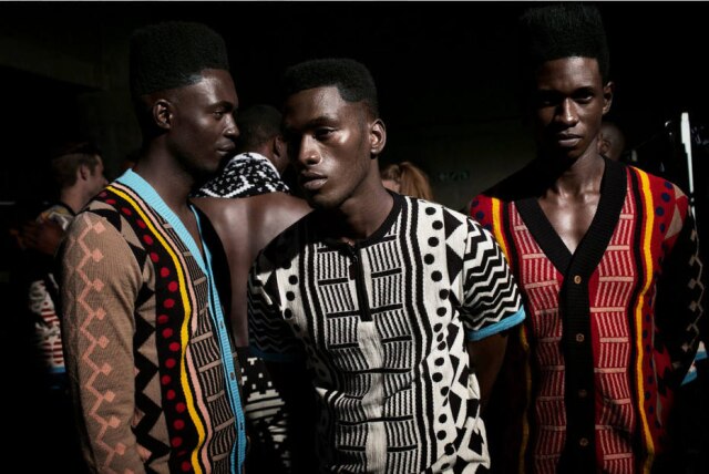 Per-Anders Pettersson/NYT Modelos esperam no backstage da Maxhosa durante a South Africa Men's Wear Week em 2015