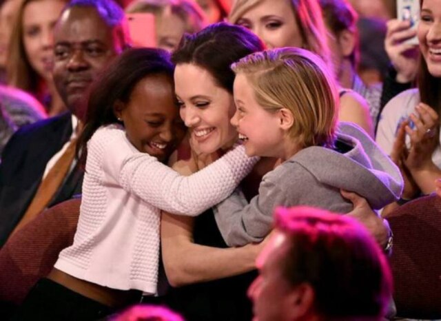 Kevin Winter/Getty Images/AFP Angelia Jolie com Zahara Marley Jolie-Pitt (esq.) e Shiloh Nouvel Jolie-Pitt (dir.)
