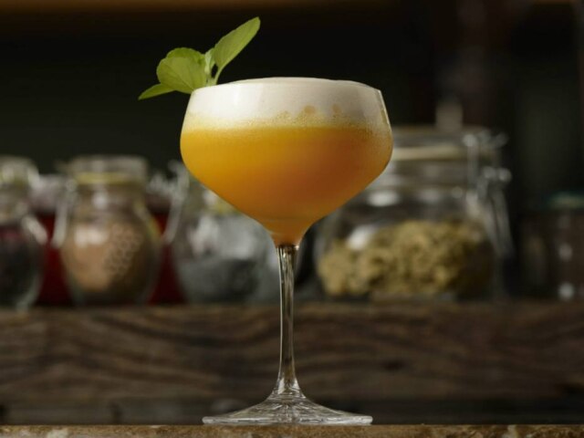 Mauro Holanda|Divulgação O drinque Modigliani, com vodca, tangerina e maracujá e espuma de gengibre com limão-siciliano