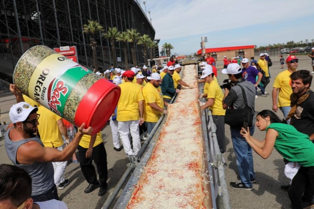 EFE/EUGENE GARCIA Antes dessa, a maior pizza do mundo era italiana e tinha 1,85 km