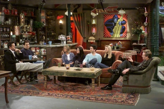 Reprodução de cena de 'Friends' Chandler, Ross, Rachel, Phoebe, Monica e Joey no Central Perk