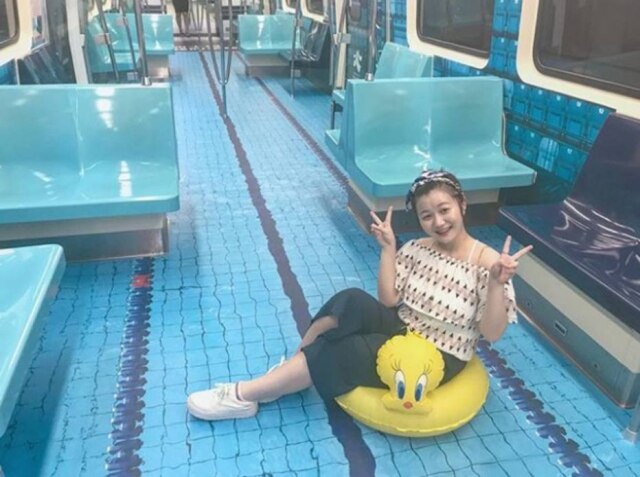 Instagram / @yawenkao Mulher entra no clima do 'metrô-piscina'