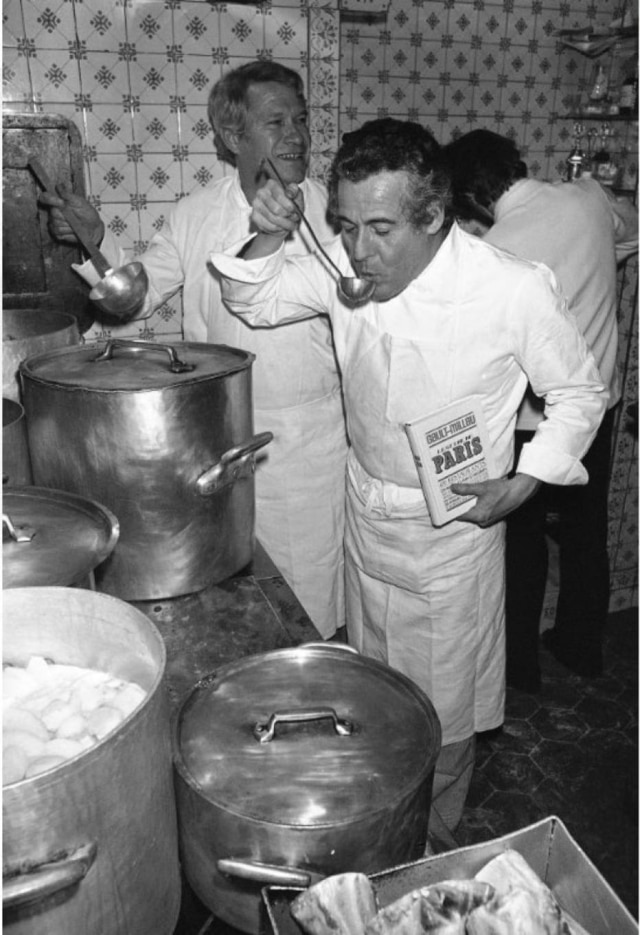 Jacques Langevin|AP Christian Millau e Henri Gault em um restaurante de Paris em 1977, para promover uma nova edição do seu guia de restaurantes.