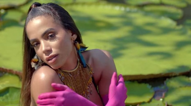 Reprodução de cena de 'Is That For Me' / YouTube / @Alesso Anitta lançou o clipe de 'Is That For Me', em parceria com o DJ Alesso