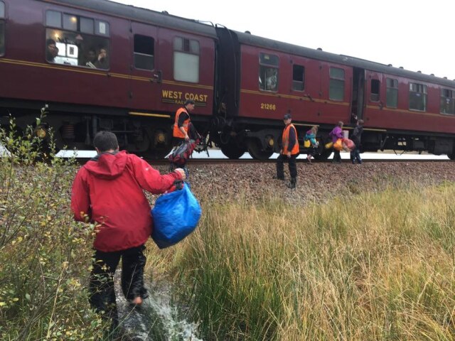John Cluett/AP Uma família foi resgatada pelo Expresso de Hogwarts após ficarem encalhados em um lago na Escócia