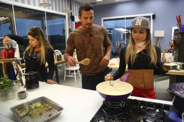Eduardo Chahestian / Record TV Os participantes Ana Paula Minerato, Matheus e Flávia.