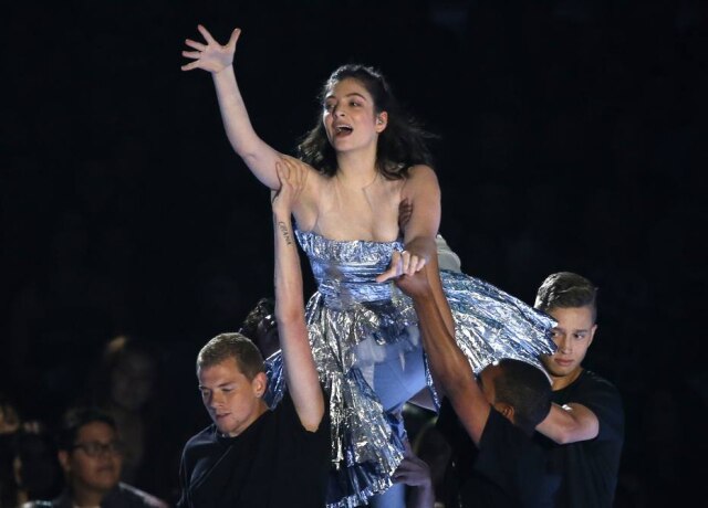 Mario Anzuoni/Reuters Uma fã da cantora Lorde levou um LP do álbum 'Melodrama' para o Louvre e o colocou entre as obras de arte do museu