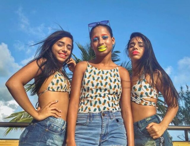 Instagram/@mclomaofficial Mc Loma ao centro e as Gêmeas Lacração, Mariely Santos à esquerda e Mirella Santos à direita.