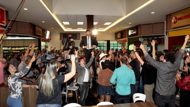 Lourival Ribeiro / SBT / Divulgação Xitãozinho e Xororó surpreendem funcionários na praça de alimentação do SBT.