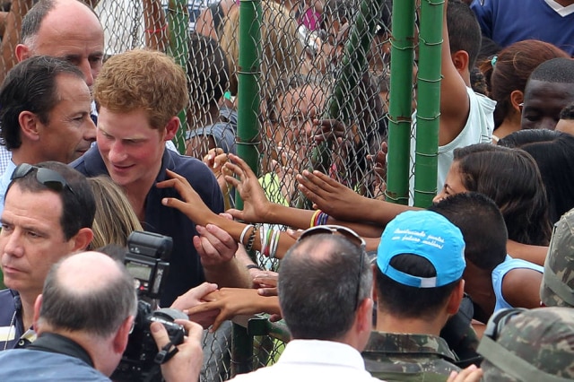 Wilton Junior/Estadão Príncipe Harry em visita ao Complexo do Alemão quando veio ao Brasil em 2012